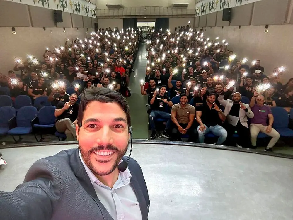 Dr. Luciano Machado - Auditório em palestra